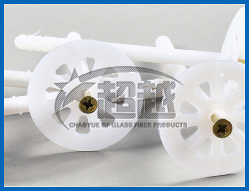 塑料保温钉采用高强超韧尼龙精制而成，其尾部设有螺丝自攻性膨胀结构，可以更好地把材料固定在墙体上，而且施工方便快捷，特别适合钢筋混凝土墙和实心墙体，耐久性和耐老化性较好，可在-40℃至+70℃的温度环境