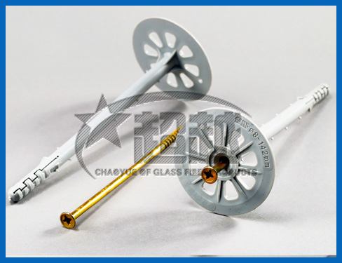 膨胀保温钉采用高强超韧尼龙精制而成，其尾部设有螺丝自攻性膨胀结构，可以更好地把材料固定在墙体上，而且施工方便快捷，特别适合钢筋混凝土墙和实心墙体，耐久性和耐老化性较好，可在-40℃至+70℃的温度环境