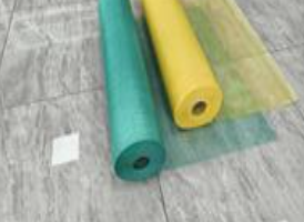 自粘网格布优良的耐碱性，经久耐用：高抗拉强度和抗变形性，防裂纹：不变质，不起泡沫：优秀的自粘性，不需要预先上底涂，使用快捷，施工简便.